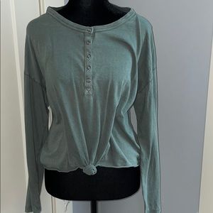 Like new condition only worn once Henley top ❌